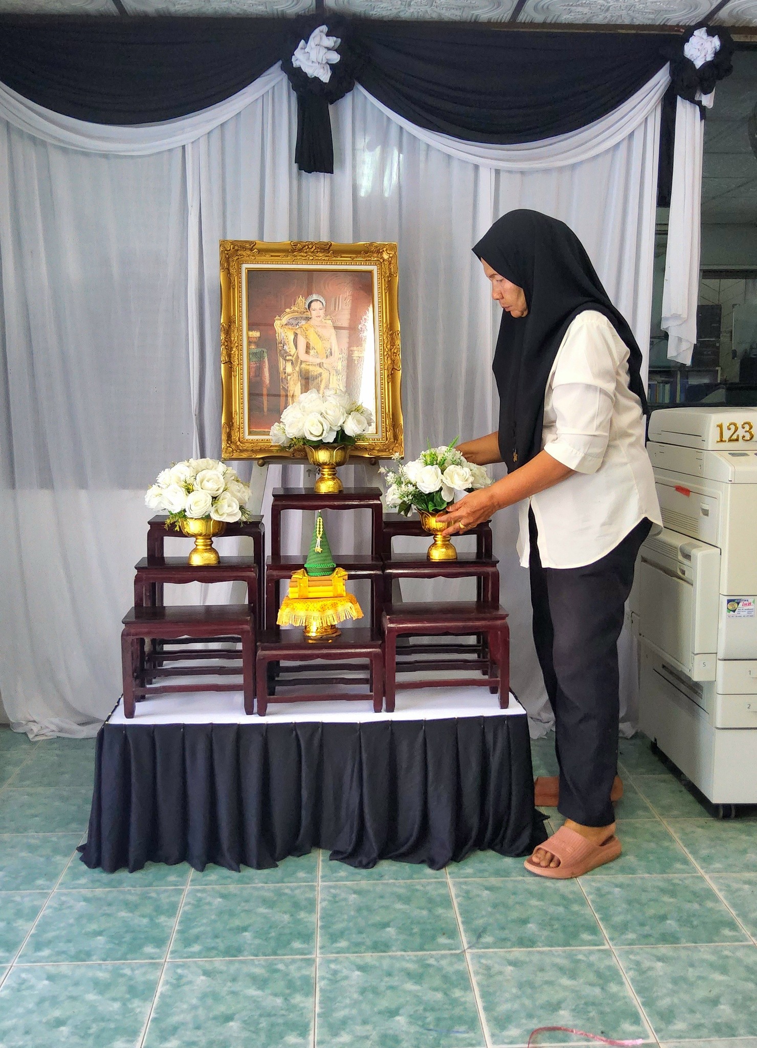 องค์การบริหารส่วนตำบลทุ่งบุหลัง
ประดับผ้าขาวดำ เพื่อถวายความอาลัย
แด่สมเด็จพระนางเจ้าสิริกิติ์ พระบรมราชินีนาถ
พระบรมราชชนนีพันปีหลวง
"พระเด็จสู่แดนสรวง
ไทยทั้งปวงน้อมรำลึกในพระมหากรุณาธิคุณ"
ข้าพระพุทธเจ้า
นายชัยยา ฤทธิ์เดช
นายกองค์การบริหารส่วนตำบลทุ่งบุหลัง
ณะผู้บริหาร,ข้าราชการ,ครู,พนักงาน,ลูกจ้าง
และบุคลากรทุกภาคส่วน