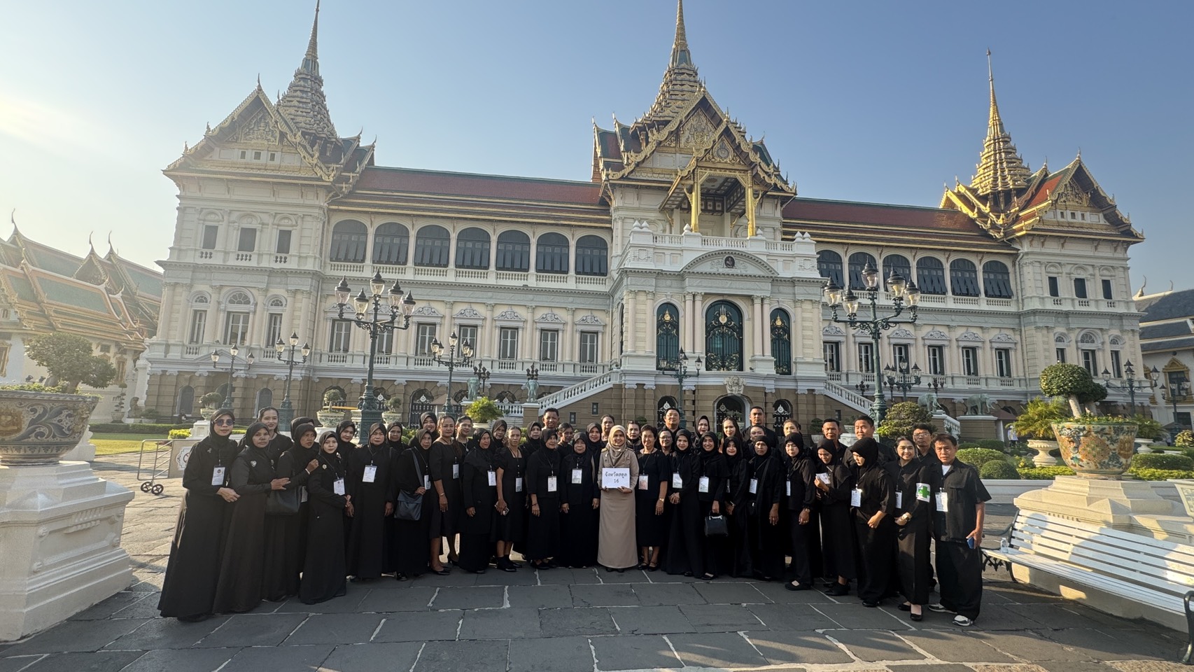 องค์การบริหารส่วนตำบลทุ่งบุหลังนำประชาชนเข้าเฝ้าฯ กราบถวายบังคมพระบรมศพ สมเด็จพระนางเจ้าสิริกิติ์ พระบรมราชินีนาถ พระบรมราชชนนีพันปีหลวง ณ พระบรมมหาราชวัง กรุงเทพมหานคร