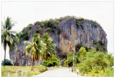 สำนักสงฆ์เขาทะนาน เป็นภูเขาที่มีถ้ำสามารถเดินทะลุได้ มีพระพุทธรูปบูชา