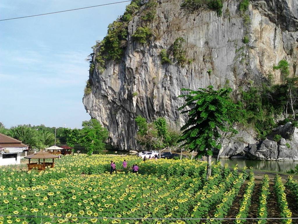 เขาทะนานเป็นภูเขาหินปูนสูง